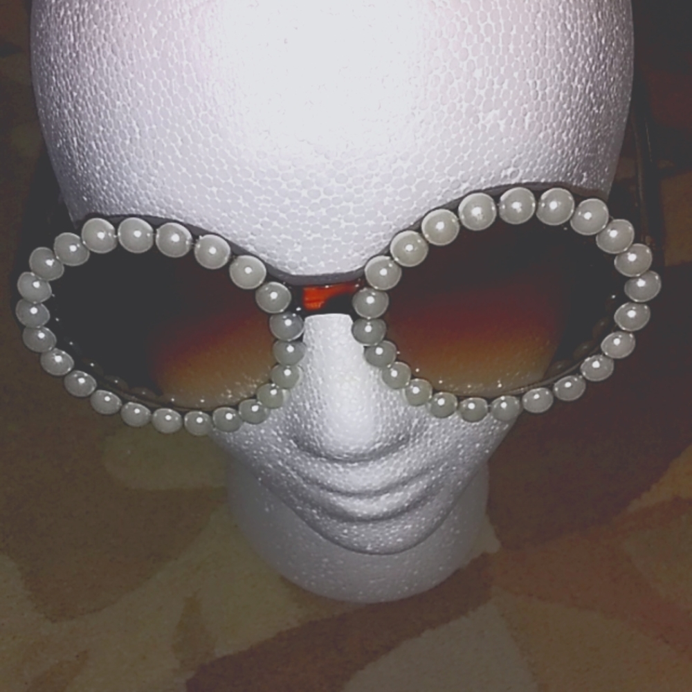 Round pearl designed sunglasses